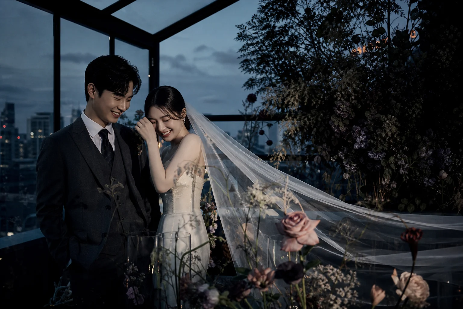 유리 온실 속에서 웃는 커플